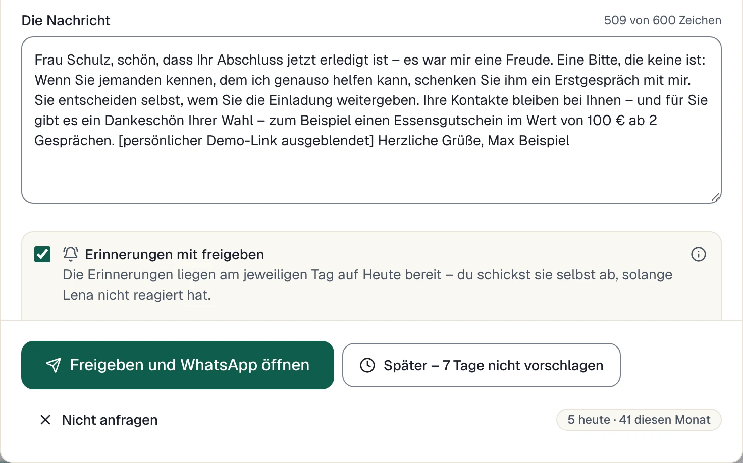 Entwurf einer Empfehlungsanfrage: Nachricht prüfen, Erinnerungen wählen und selbst freigeben.